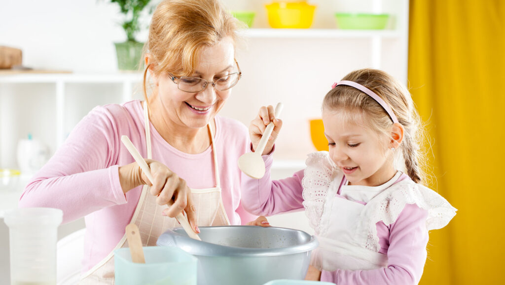 babcia gotująca z wnuczką